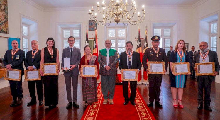 Anggota Polri Ipda Fridus Bere Terima Penghargaan Medali Kehormatan dari Presiden Timor Leste.-