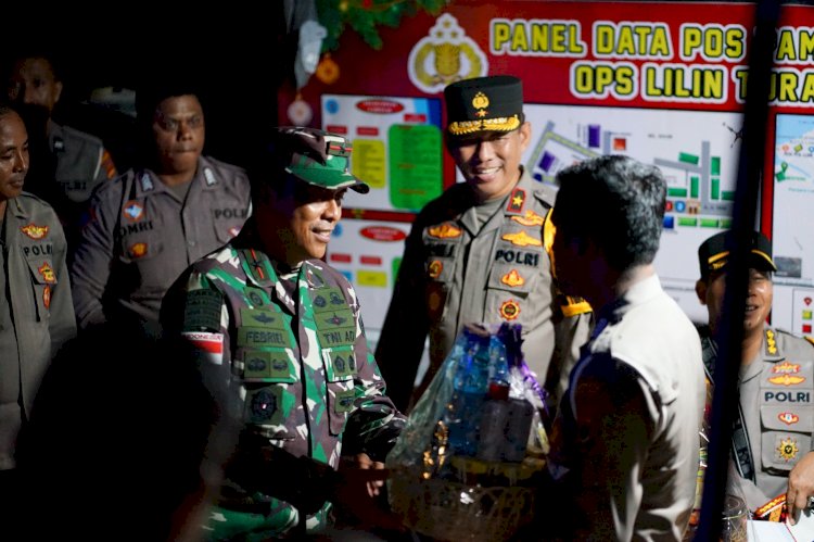 Wakapolda NTT Bersama Forkopimda Pantau Langsung Pengamanan Malam Natal di Kota Kupang.