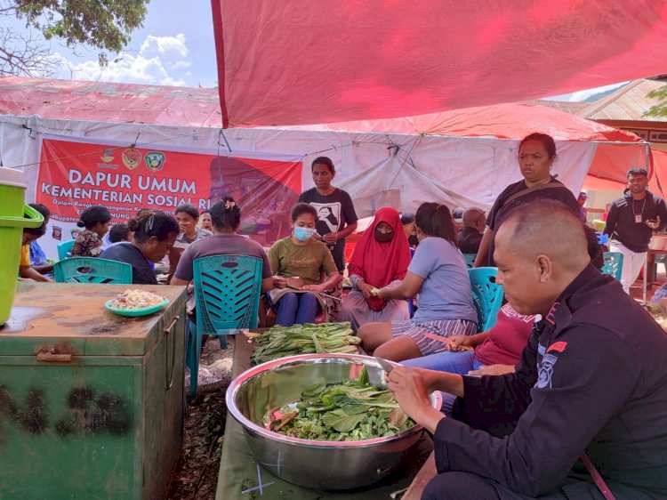 Sat Brimob Polda NTT Bangun Dapur Umum dan Masak Untuk Pengungsi Korban Erupsi Gunung Lewotobi