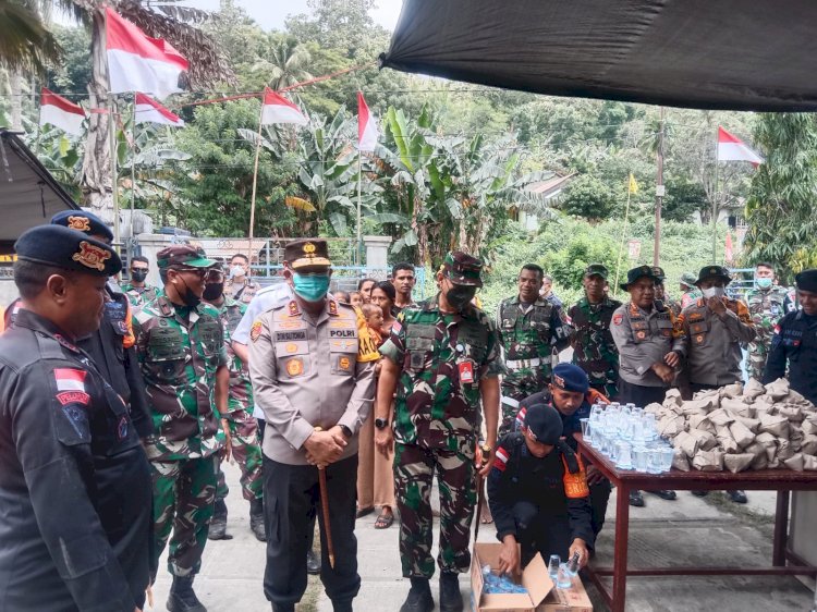 Kapolda NTT bersama Danrem 161 dan Danlanud Eltari Kupang Berikan Dukungan Langsung ke Korban Erupsi Gunung Lewotobi.-