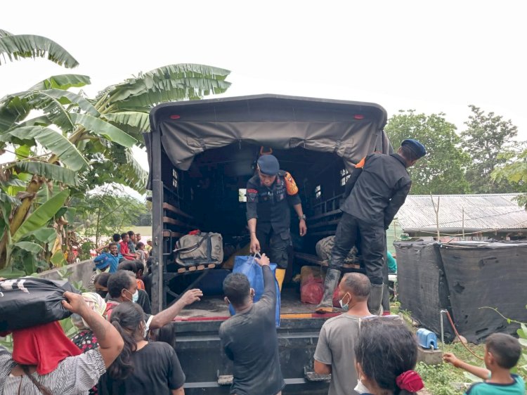 Tim SAR Brimob Polda NTT Evakuasi Warga Korban Erupsi Gunung Lewotobi di Desa Riang Rita