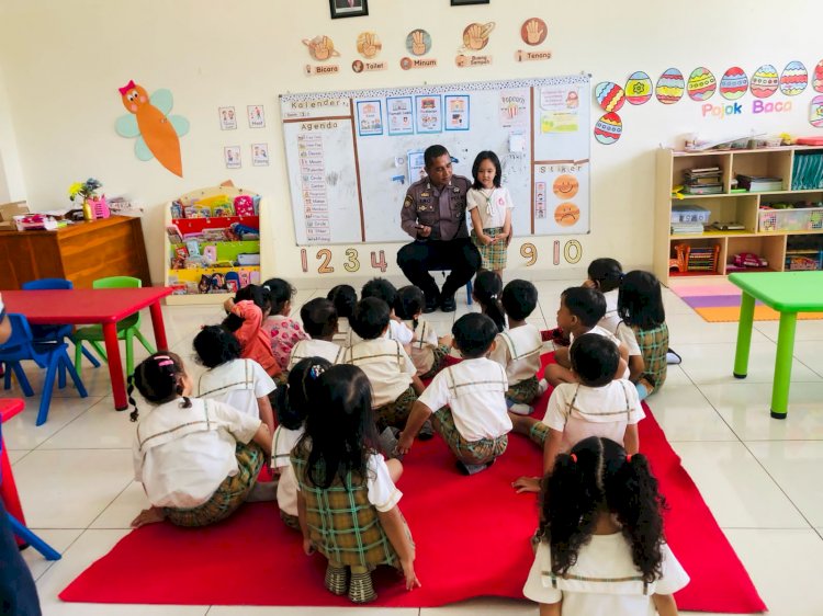 Beri Pengenalan Rambu Lalu Lintas, Personel Satuan Samapta Polresta Datangi TKK Kasih Yobel Kupang