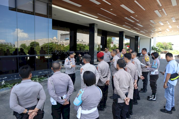 Personel Polresta Siaga Amankan Rapat Pleno Rekapitulasi Penghitungan Suara Pemilu Tingkat Kota Kupang