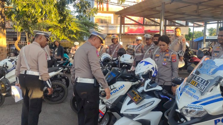 Kasat Lantas Cek Kelengkapan dan Kelayakan Kendaraan Dinas Anggota Satlantas Polresta Kupang Kota