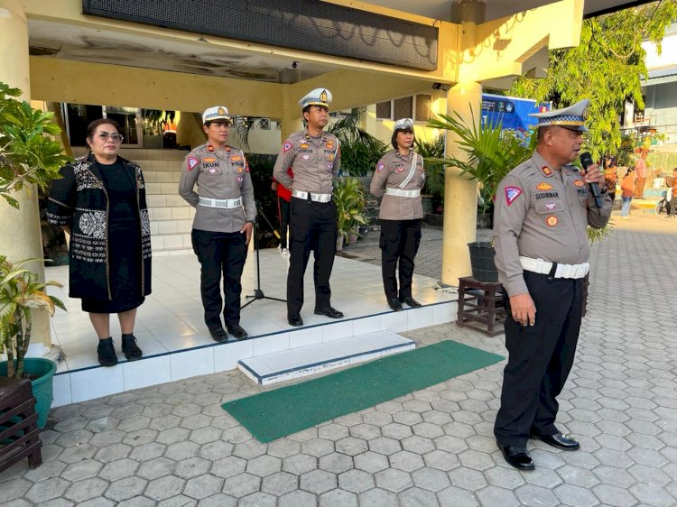 Sosialisasi Tertib Lalin di Jalan, Satlantas Polresta Kupang Kota Sambangi Sekolah