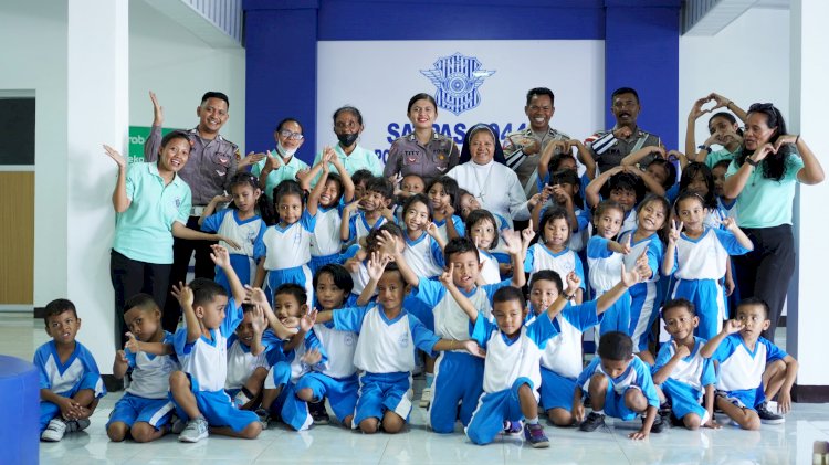 Tanamkan Tertib Berlalulintas Sejak Dini, TK Santa Maria Goreti Kunjungi Sat Lantas Polresta Dalam Kegiatan Polsanak.