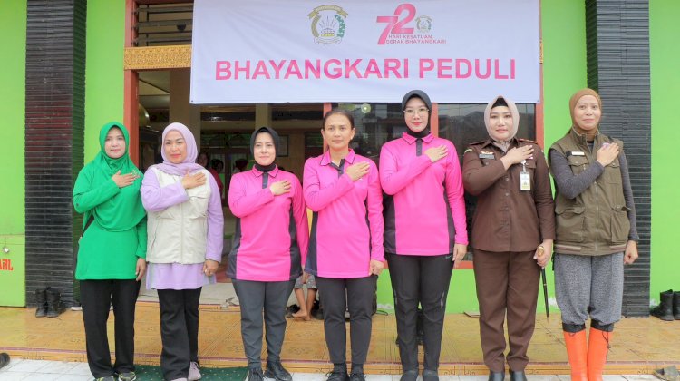 Sapa Pengungsi Banjir Bandang Sumbar, Ketum Bhayangkari Hibur Anak-anak Pengungsi