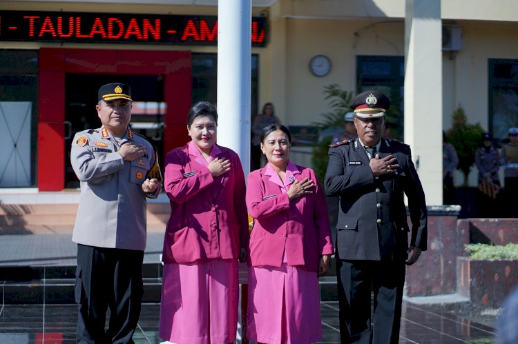 Tradisi Pedang Pora Lepas Purna Tugas Kabag SDM Polresta Kupang Kota