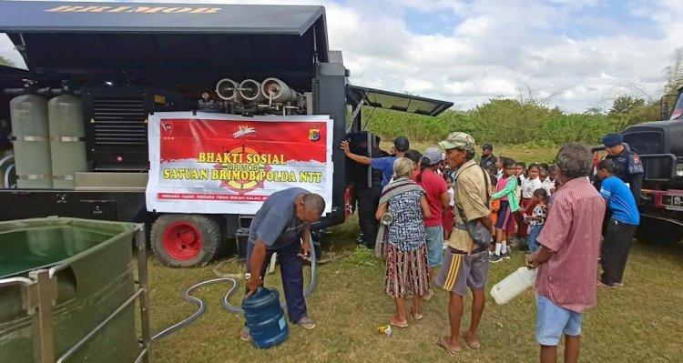 Satbrimob Polda NTT Gelar Bakti Sosial di SDN Oeseu: Makan Gratis, Layanan Kesehatan, dan Air Bersih untuk Warga