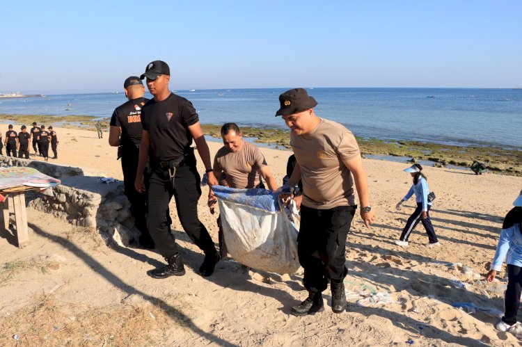 Kapolresta Kombes Aldinan Manurung Ikut Bersihkan Sampah Bersama TNI di Pantai Pasir Panjang