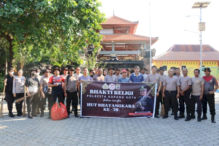 Bersihkan Tempat Ibadah, Bakti Religi Polresta Kupang Kota Sambut Hari Bhayangkara