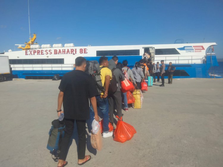 Polsubsektor Pelabuhan Tenau Pengamanan Embarkasi Penumpang Kapal Tujuan Pulau Rote