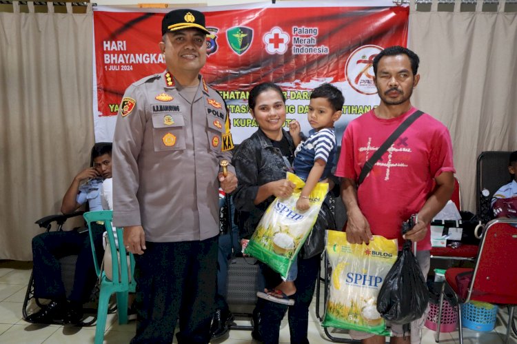 Peduli Anak Stunting dan Penyandang Disabilitas, Kapolresta Kupang Kota Bagikan Paket Sembako