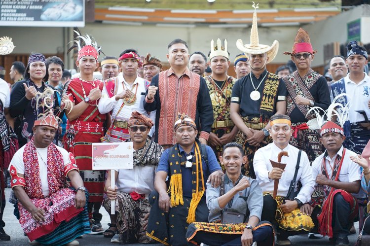 Polresta Kupang Kota Tampilkan Keragaman Budaya dalam Fashion Carnaval Bhayangkara