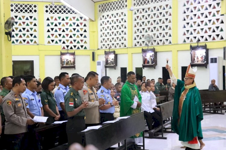 Personel Polresta Ikuti Misa Pelantikan Pengurus OCI Kupang, Keuskupan Umat Katolik di Lingkungan TNI dan POLRI