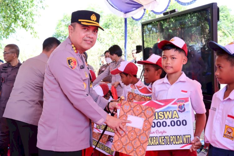 Kapolresta Kombes Aldinan Manurung Berikan Beasiswa Kepada Pelajar Berprestasi yang Tidak Mampu