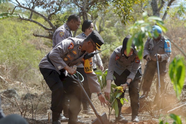 Polresta Kupang Kota Tanam Berbagai Jenis Anakan Pohon dan Bagi Ribuan Bibit Ikan Lele di Batu Plat