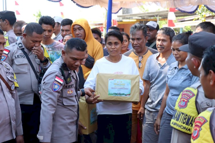 Sambut HUT Bhayangkara, Polresta Kupang Kota Bagikan Sembako Kepada Warga Kota Kupang