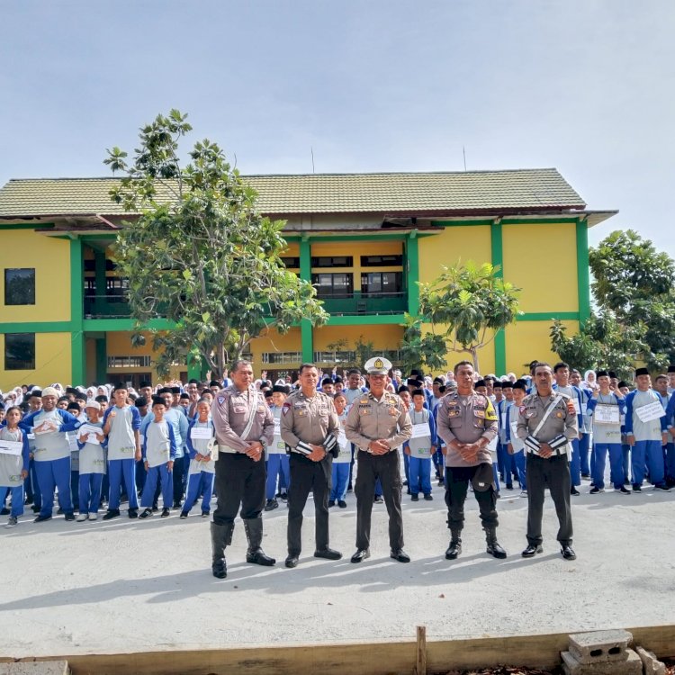 Kanit Lantas Polsek Alak Sambangi SMP MTS Nunbaun Delha Dan Beri Sosialisasi Tertib Lalulintas