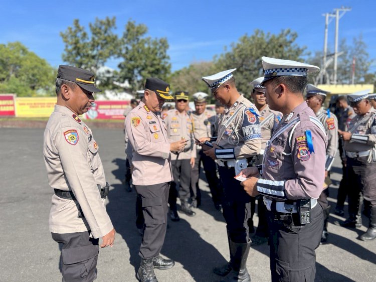 Kapolresta Kupang Kota Periksa Kelengkapan dan Motor Anggota Satuan Lalulintas.