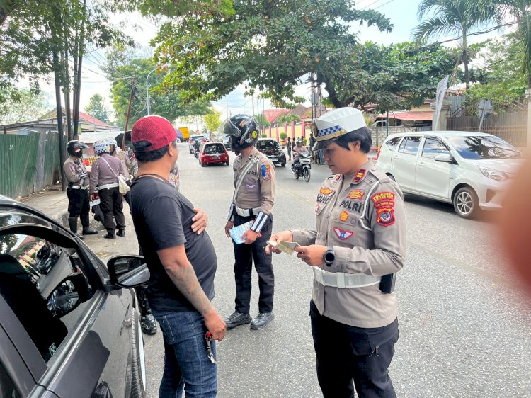 Hari Ke-3 Pelaksanaan Operasi Patuh Turangga 2024, Polresta Kupang Kota Terus Himbau dan Ingatkan Masyarakat Untuk Selalu Tertib Berlalu Lintas.