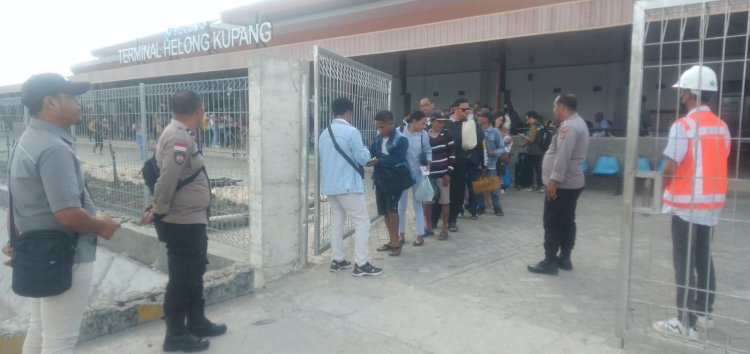 Pengamanan Embarkasi di Terminal Helong, Personel Polsubsektor Pelabuhan Tenau Ciptakan Rasa Aman Bagi Penumpang