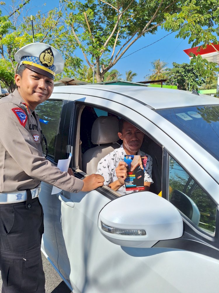 Ops Patuh Turangga 2024, Satlantas Polresta Kupang Kota Bagikan Selebaran Kepada Pengendara di Jalan Raya