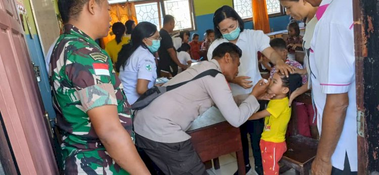 Sinergitas TNI dan Polri Sukseskan PIN Polio di SD Inpres Oepoi