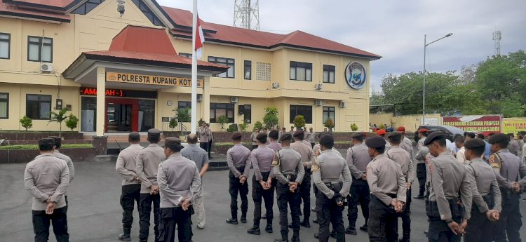 Hari Berkabung Nasional, Polresta Kupang Kota dan Jajaran Kibarkan Bendera Setengah Tiang