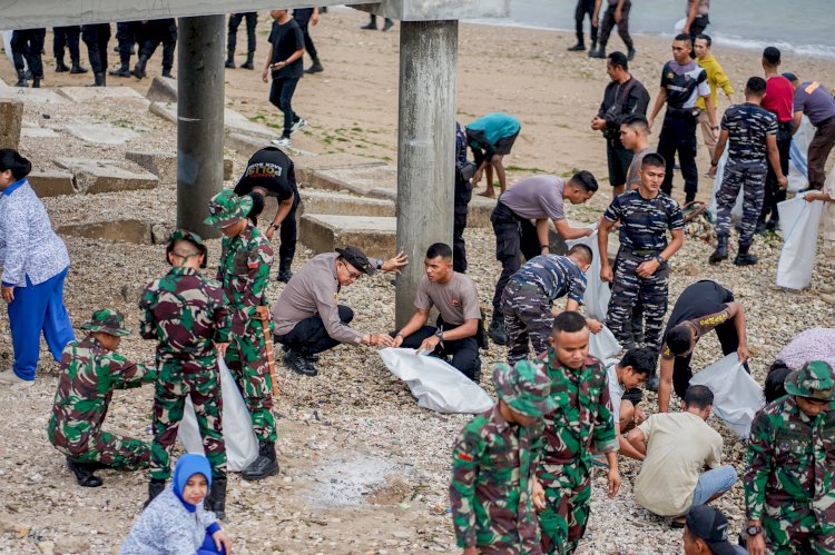 Kapolsek Kota Lama Turut dalam Kegiatan Pembersihan Pantai Teddis bersama Satgas Trisila & Lantamal VII Kupang.