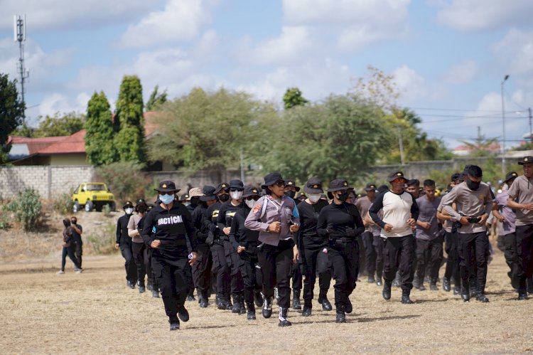 Personel Polresta Kupang Kota Latihan Sispamkota Gabungan Bersama Polda NTT