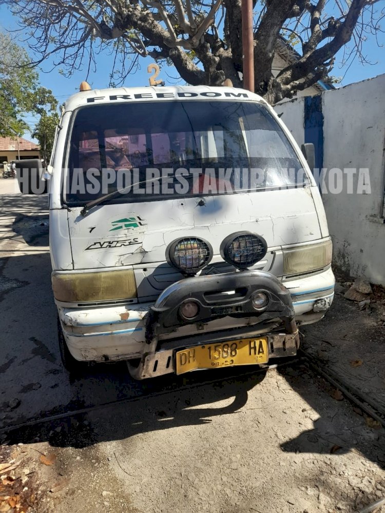 Unit Lantas Polsek Maulafa Lakukan Penertiban dan Tilang 8 Angkot di Sikumana