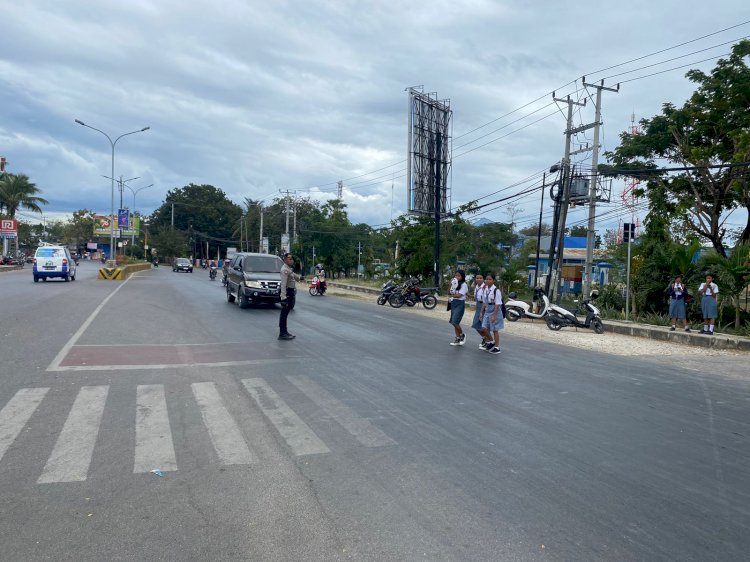 Sat Samapta Polresta Kupang Kota Gatur Lalin dan Penyeberangan di Sekolah