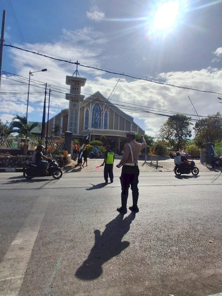 Jamin Ibadah yang Kondusif, Polresta Kupang Kota Lakukan Pengamanan di Gereja