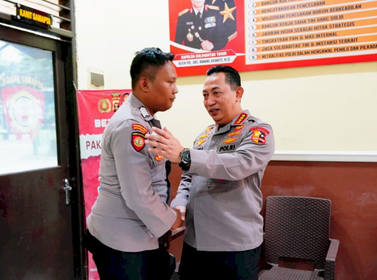 Temui Personel yang Jadi Penggali Kubur, Kapolri : Terus Menjadi Polisi Baik untuk Masyarakat