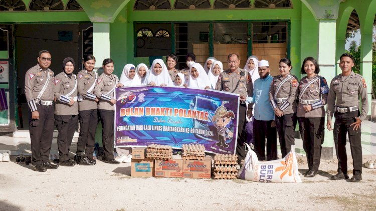 Satlantas Polresta Kupang Kota Bagikan Sembako di Pondok Pesantren