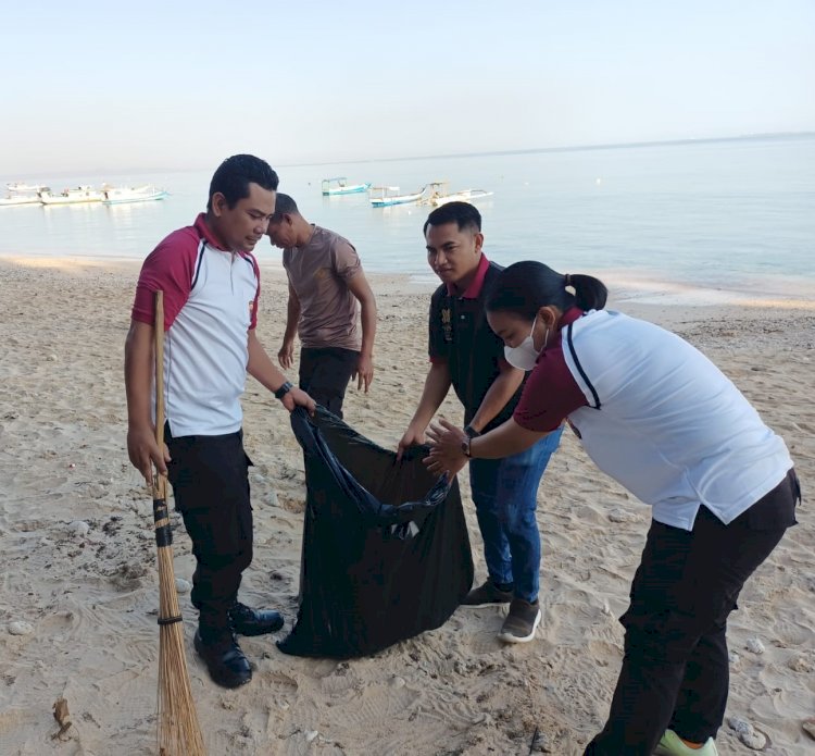 Peduli Lingkungan, Personel Binmas Polresta Kupang Kota Bersihkan Sampah di Pantai Pasir Panjang