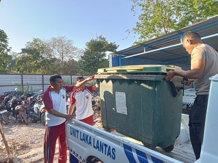 Personel Polresta Kupang Kota Gotong Royong Bersihkan Lingkungan Kantor