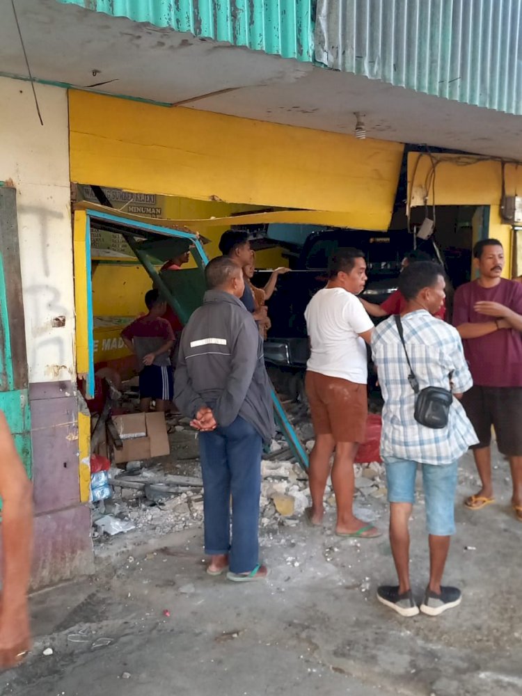 Diduga Sopir Lalai, Satlantas Polresta Datangi TKP Mobil Double Cabin Tabrak Warung di Oebufu