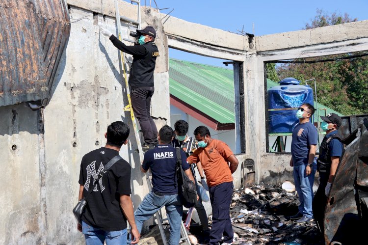 Kapolresta Kupang Kota Dampingi Tim Labfor, Olah TKP Kebakaran Kantor Dinas Kesehatan NTT