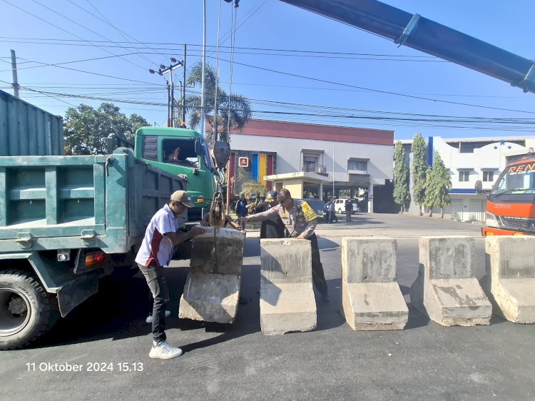 Satuan Lalu Lintas Polresta Kupang Kota Pasang Barikade Guna Tekan Kecelakaan