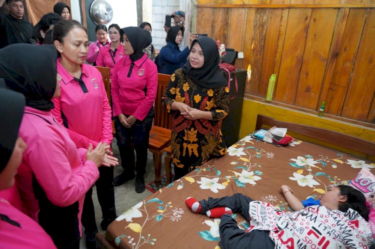 Ketua Umum Bhayangkari Kunjungi Aiptu Heri dan Anaknya yang Terbaring Sakit