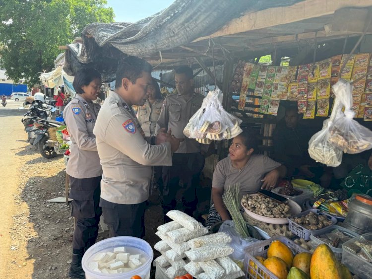 Berikan Himbauan Pilkada dan Pesan Kamtibmas, Satbinmas Sambangi Warga di Pasar