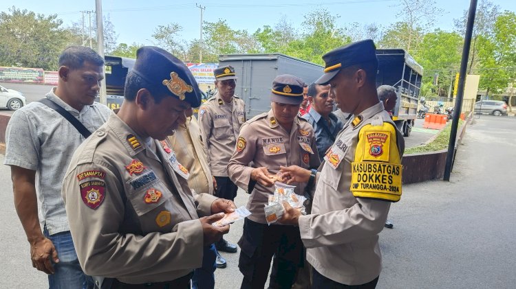 Sub Satgas Dokkes Bagikan Vitamin kepada Personel Satgas OMP Turangga Polresta Kupang Kota