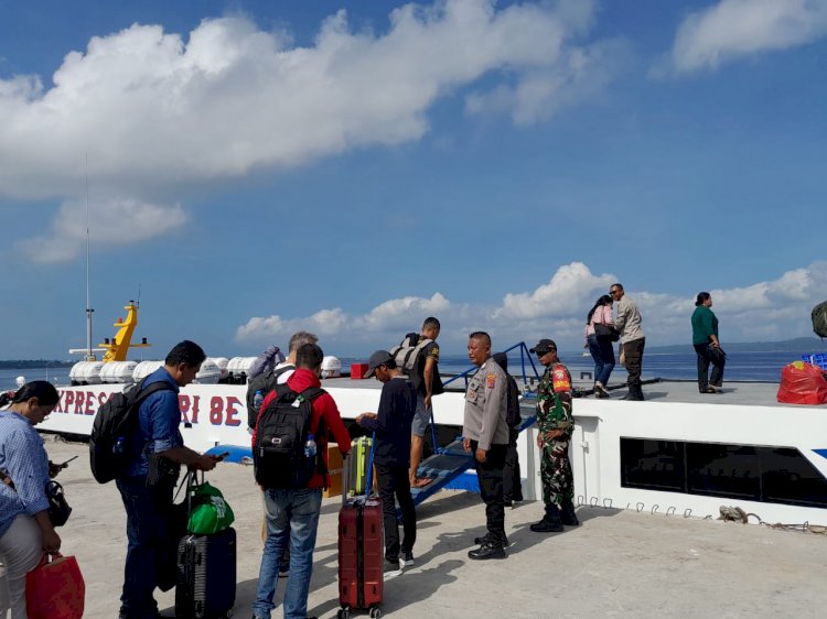 Sinergitas TNI Polri Amankan Aktifitas Penumpang di Pelabuhan Tenau Kupang