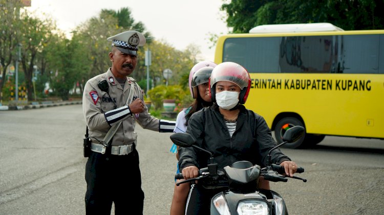 Hari ke- 10 Pelaksanaan Operasi Zebra Turangga, Satlantas Polresta Kupang Kota Terus Menghimbau Masyarakat Untuk Tertib Berlalu Lintas