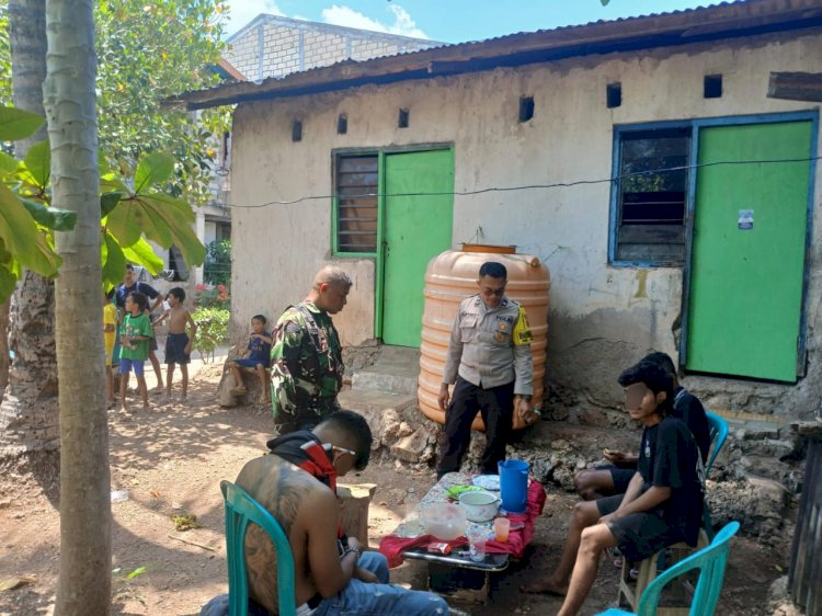 Bhabinkamtibmas dan Babinsa Laksanakan Patroli dan Tegur Warga di Kelurahan Naikolan