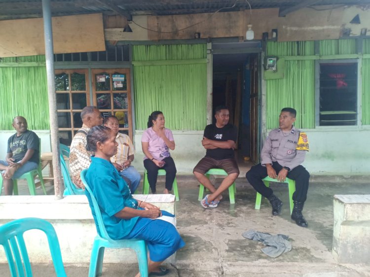 Jelang Acara Peminangan dan Pernikahan, Bhabinkamtibmas Oepura Sambagi Warga Berikan Himbauan Kamtibmas