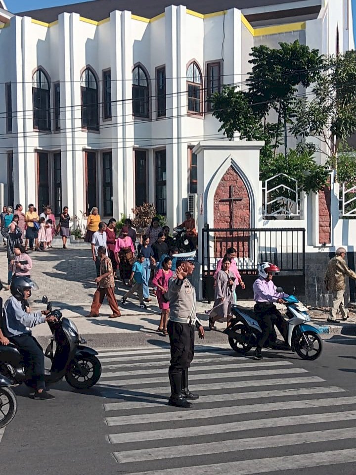 Satlantas Polresta Kupang Kota Lakukan Pengamanan Gereja, Pastikan Ibadah Umat Aman dan Tertib