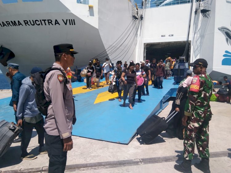 Sinergitas TNI dan Polri Amankan Kedatangan Penumpang di Pelabuhan Tenau